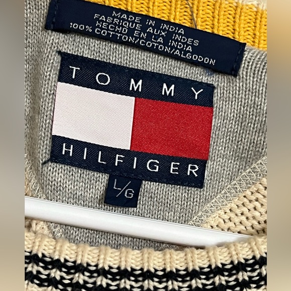 Vintage 90s Preppy Streetwear-Tommy Hilfiger
cream/red/navy sweater - Picture 3 of 4